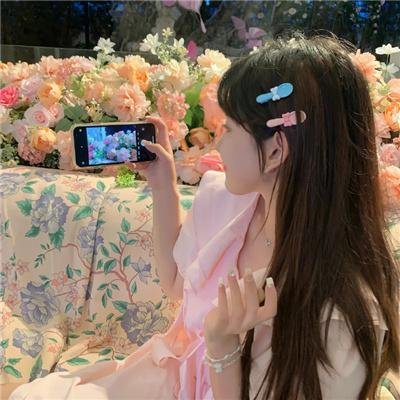 裙角飞扬的日子 海报